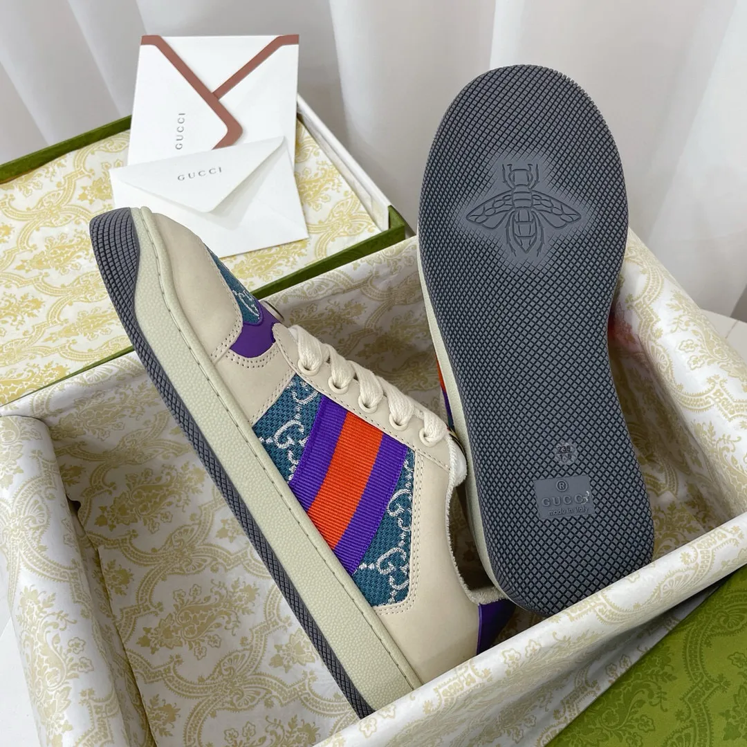 Ex-factory price: 540💰 GUCCI Gucci's newly upgraded back cover lining, top-notch old dirty shoes, classic casual sports shoes for couples, retro sneakers and old G family dirty shoes, updated at the counter simultaneously! ①The shoe upper has the same water-based edge coating process as the original version⚠️The ordinary oil edges on the market have a strong glue feel and are easy to fall off! Grade A first-layer nubuck leather (with pores)/matching computer embroidered double G cloth, high-density terry velvet lining. ② A PVC transparent small round mark sealing line is added to the details of the midsole. The mold is opened six times and the jewelry craftsmanship is used to customize the two-color double G buckle, striving to be the same as the original version. A pair of buttons is more than three times more expensive than ordinary buckles on the market. ③An old two-color washable label, the chip is placed on the outer waist of the right foot, the entire shoe is completely hollowed out with rubber technology, TUP material (rubber to distinguish the market) with the latest green packaging from the counter, 3D printed handbag, and a pair of shoelaces. There is no pressure when entering and exiting the counter. You can buy a 1:1 accurate replica of the original version and modify and upgrade it repeatedly. The details are perfectly restored, the materials are all customized, and they are truly top-notch. Please look at the details clearly to identify the quality. Upper: First-layer frosted cowhide/embroidered double G cloth. Lining: original high-density velvet lining. Foot pads: original pearlescent sheepskin. Outsole: private molded vacuum TPU material. Packaging: original top-grade full set packaging at the counter. Shoe size: women's size 35-40, men's size 39-44 (men's size 38, 45🉑️customized, non-returnable)